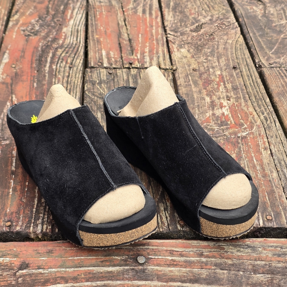 Volatile Carrier Black Suede Slip On Peep Toe Wedge, Size 7